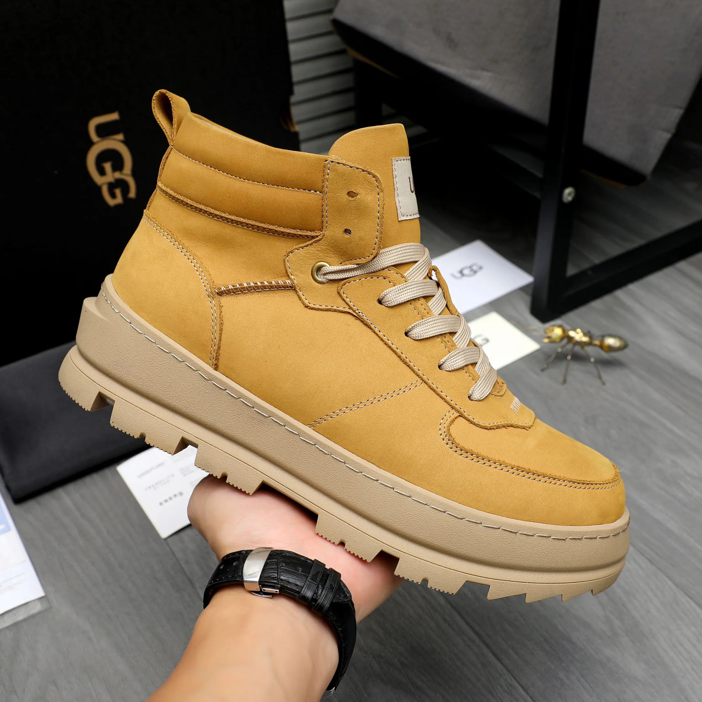 P620 Product trademark: "UGG" Gaobang men's shoes Regular size: 39-44 Product materials: Selected nubuck leather upper, wool lining, original outsole